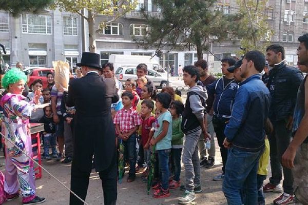 DECI MIGRANATA VRAĆAMO OSMEH NA LICE: Njihove suze neće više teći! (FOTO)