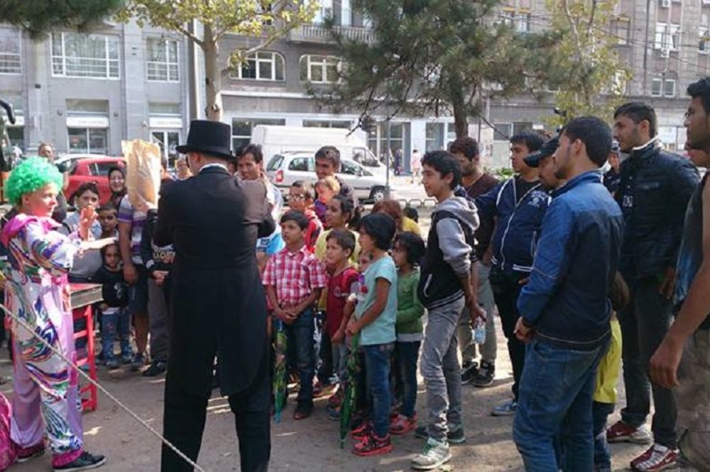 DECI MIGRANATA VRAĆAMO OSMEH NA LICE: Njihove suze neće više teći! (FOTO)