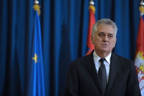 TOMO, OPLODI ME: Bedževi s porukom Nikoliću hit na Internetu! (FOTO)