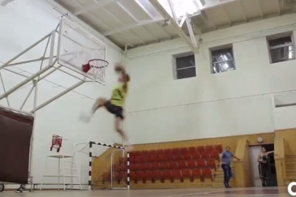 NAJBOLJE ZAKUCAVANJE IKADA: Iza leđa, kroz noge i onda BUUUM (VIDEO)