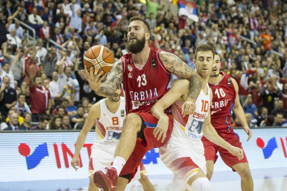 KAD PREMIJER ČASTI: Ne jedna, nego dve torte za pobedu nad Nemcima! (FOTO)