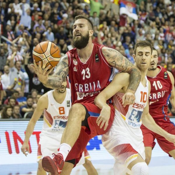 KAD PREMIJER ČASTI: Ne jedna, nego dve torte za pobedu nad Nemcima! (FOTO)