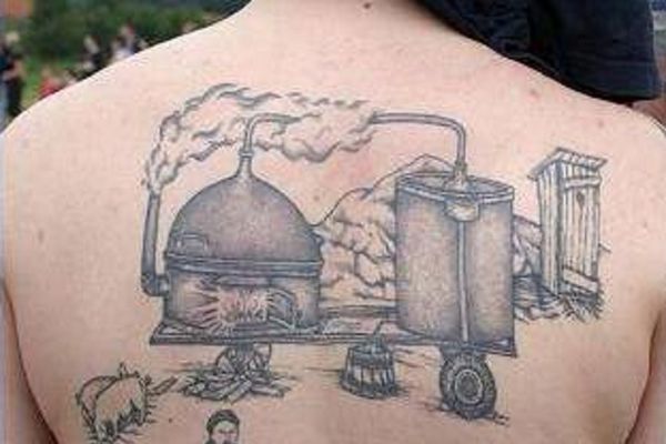 SRPSKA POSLA: Istetovirao svinje, poljski WC i kazan rakije na leđima! (FOTO)