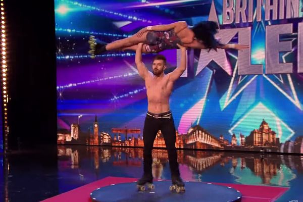 ONI KIDAJU: Brat i sestra objasnili kako i vožnja rolšua može da bude UMETNOST! (VIDEO)