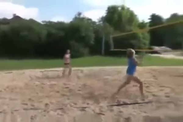 Pokušavala je da spasi poen, a onda je "obradovala" nepoznatog muškarca! (VIDEO)