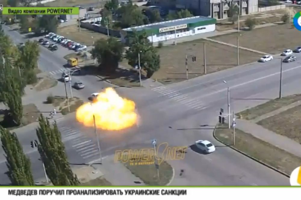 KAKAV JE OVO BUM BIO: Putnički autobus eksplodirao na raskrsnici (VIDEO)