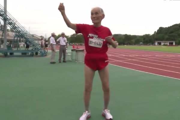 BRZ KAO METAK: Trči sprint i posle stote (FOTO) (VIDEO)