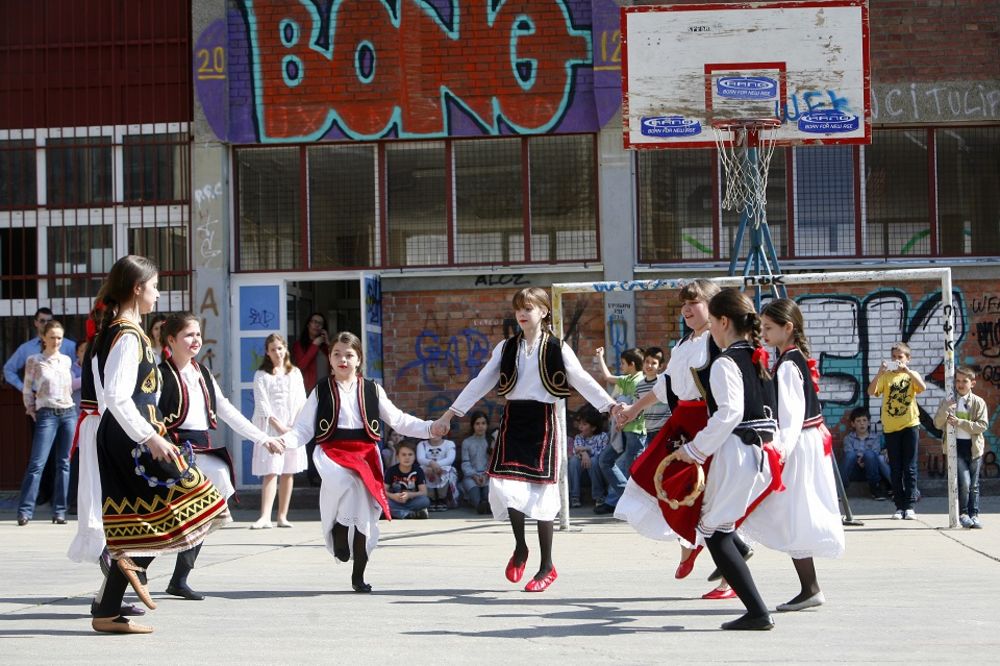 SRPSKI MALIŠANI BEZ KNJIGA: Priština zabranila naše udžbenike!