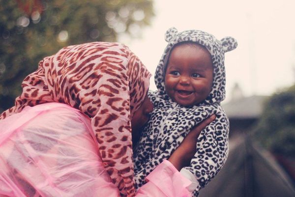 Ova bebica je u Srbiji dobila toplu odeću, u Mađarskoj je završila u kavezu! (FOTO)