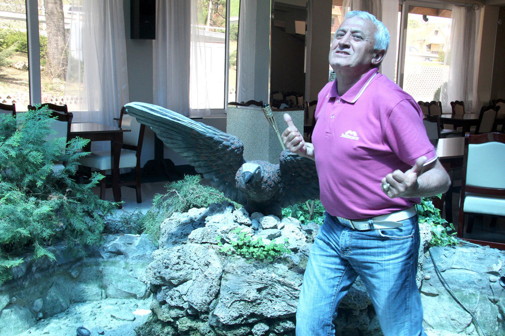 ERA JE GEJ: Čekajte tek da vidite na KOGA SE LOŽIO! (FOTO)