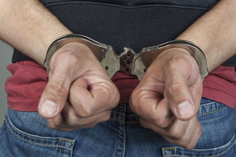 Pljačkaš se zaglavio u garaži, pa čekao policiju da ga pusti napolje!