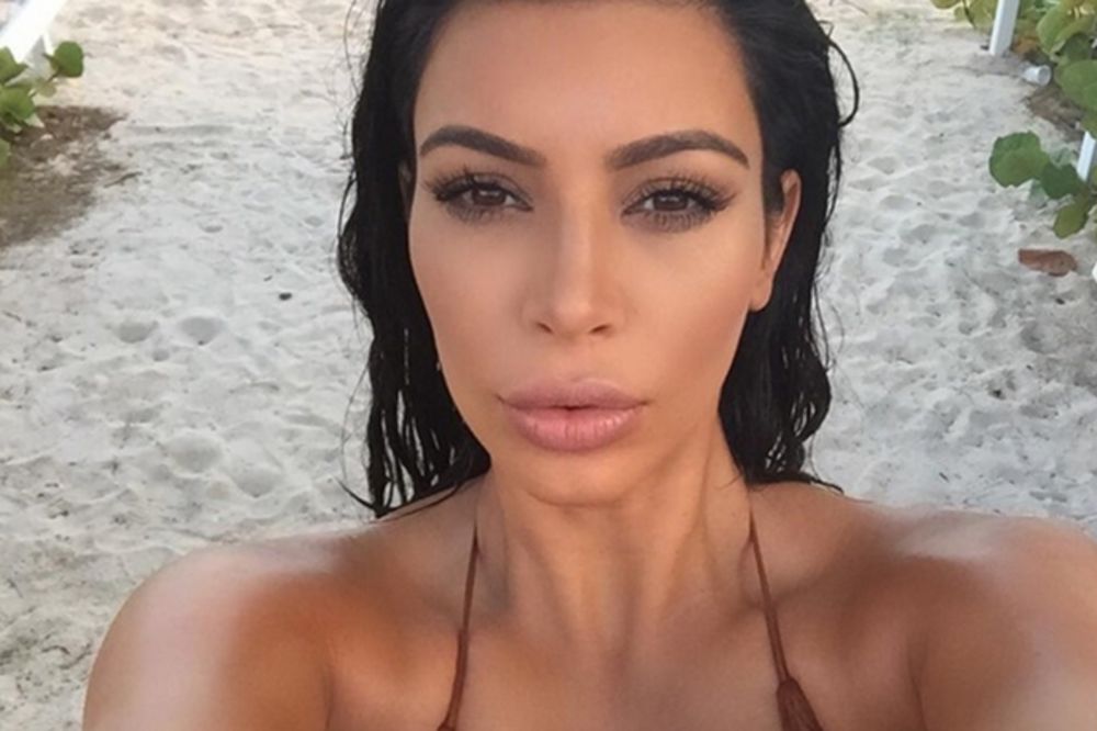 Kim Kardašijan opet pokazala guzu, ali po prvi put ovako! (FOTO)