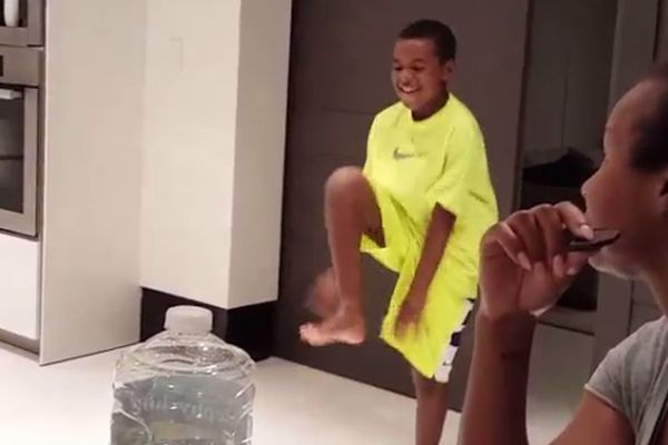 SKINUO GA U POKRET: Sin Lebrona Džejmsa je hit na internetu! (VIDEO)