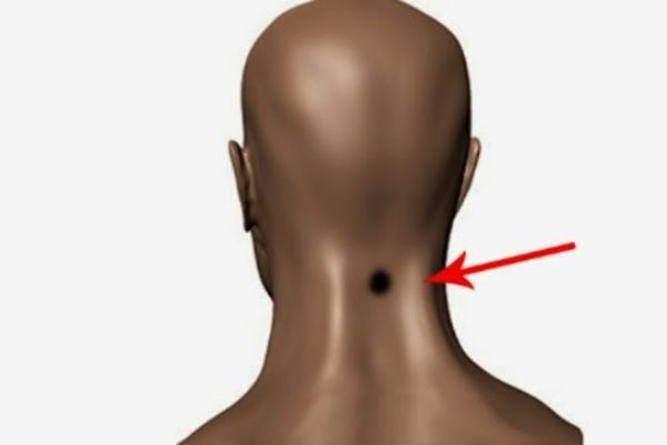 Ako stavite ledenu kocku baš na ovo mesto na vratu, DESIĆE SE ČUDO! (FOTO) (VIDEO)