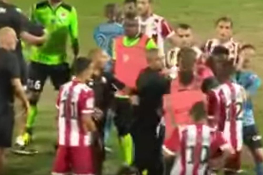 ČOVEK JE BEZ KONTROLE: Francuski fudbaler bije sve redom! (VIDEO)