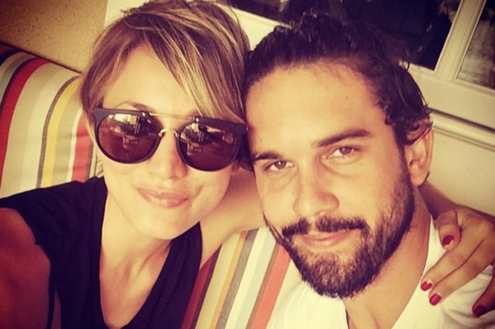 RAZVODI SE ŠTREBERKA: Jedna od najpopularnijih glumica na svetu ostavila muža (FOTO)