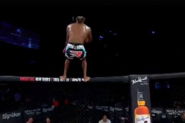 Pobedio u MMA borbi, a onda je POKUŠAO da uradi salto! (VIDEO)