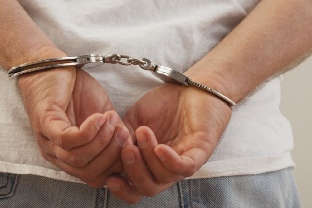 POLICAJAC DILOVAO DROGU: Uhapsili ga dok je gajio marihuanu!