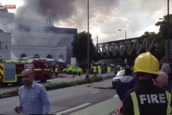 NAJVEĆA DŽAMIJA U ZAPADNOJ EVROPI U PLAMENU! Gori Baitul Futuh! (VIDEO)