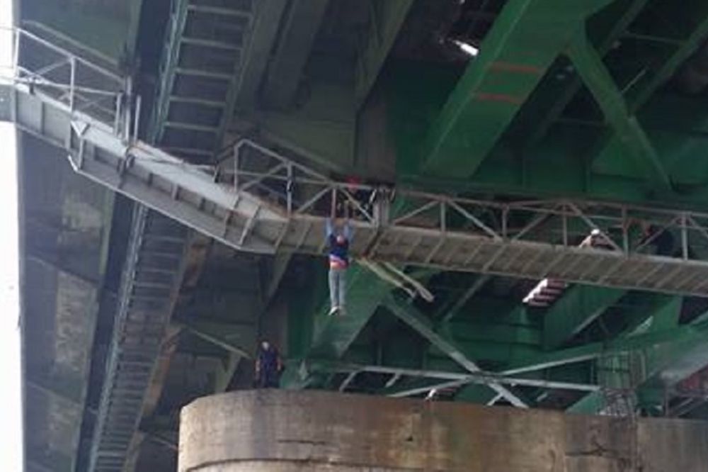 SKOČIO S PANČEVAČKOG MOSTA U DUNAV: Muškarac (60) pokušao da se ubije! (FOTO)