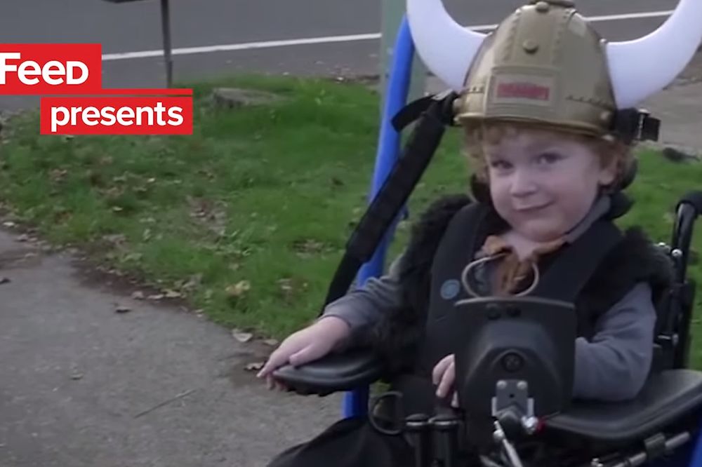 Svaka čast, legendo: Pravi i poklanja kostime za Noć veštica deci u invalidskim kolicima (VIDEO)