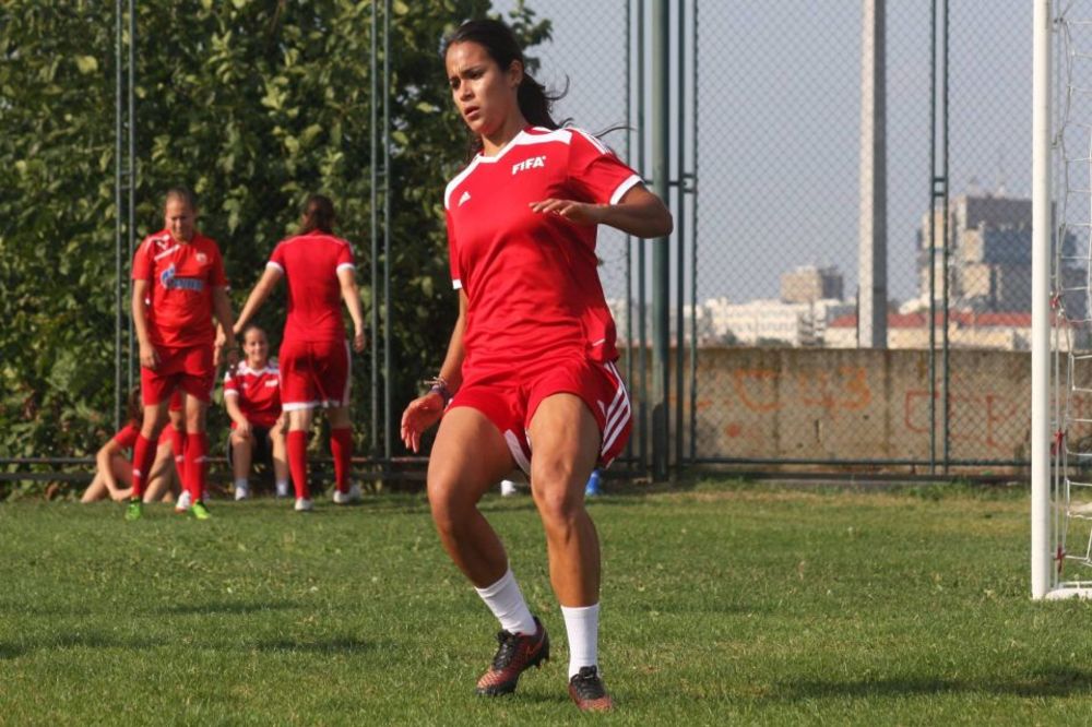 CRVENO-BELA LEPOTICA: Fudbalerka Zvezde otkrila ko joj se sviđa iz muške ekipe! (VIDEO)