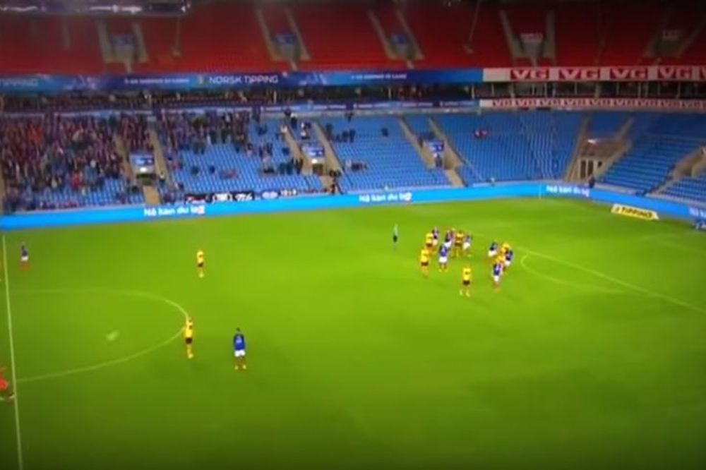 ALAL VERA, MAJSTORE: Golman dao gol sa centra i obrukao svog kolegu! (VIDEO)