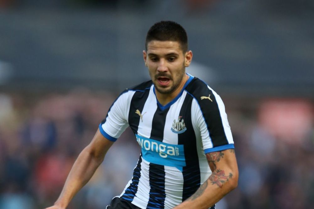 MITRE, OSTANI NA TERENU: Navijači Njukasla su samo jedno tražili od njega pre meča! (VIDEO)