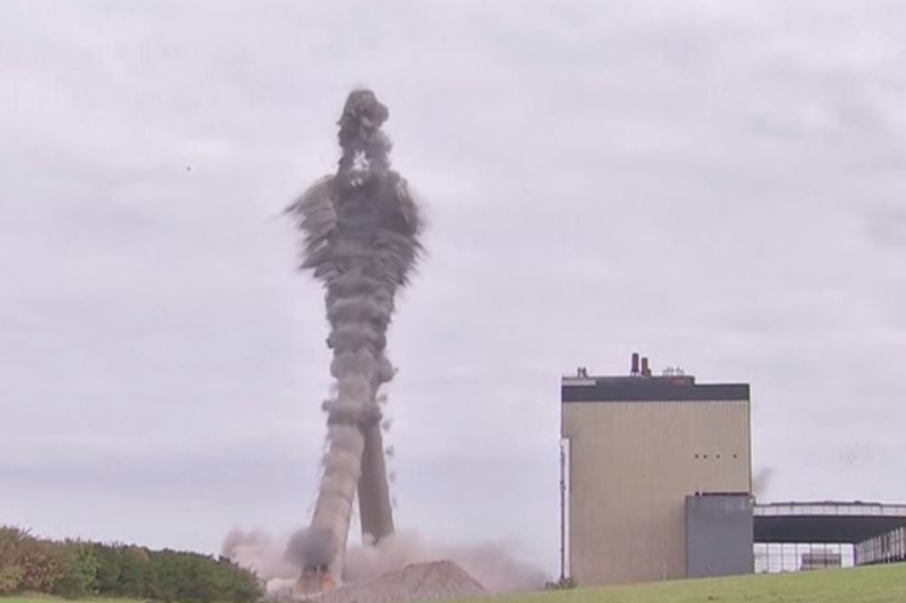 SPEKTAKULARNO URUŠAVANJE: Dimnjaci u Škotskoj srušeni u neverovatnoj eksploziji (VIDEO)