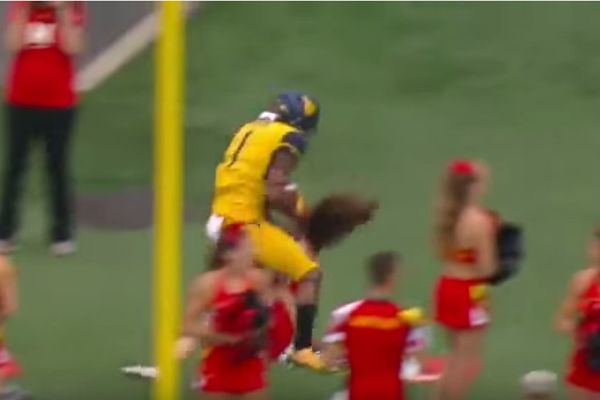 Pregazio je čirlidersicu kao brzi voz, a nije joj se ni izvinio zbog toga! (VIDEO)