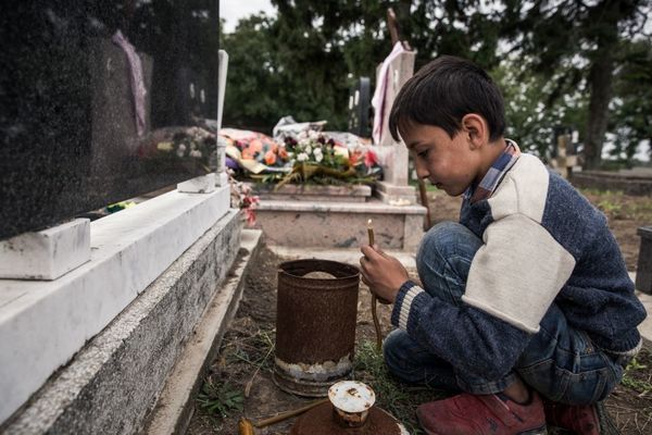 MIGRANTI SPAVAJU NA SRPSKIM GROBLJIMA: Potresne fotografije koje će vas rasplakati (FOTO) (VIDEO)