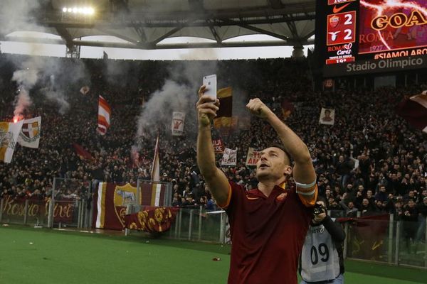 ŠUTNUO BALOTELIJA U ZADNJICU:  I još 14 razloga zašto je Toti Princ Rima! (VIDEO) (FOTO)