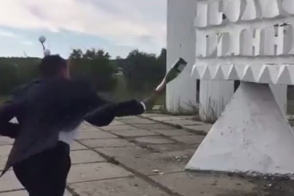 DA LI JE OVO REALNO? Hteo je da razbije flašu, ali je razbio svoju muškost! (VIDEO)