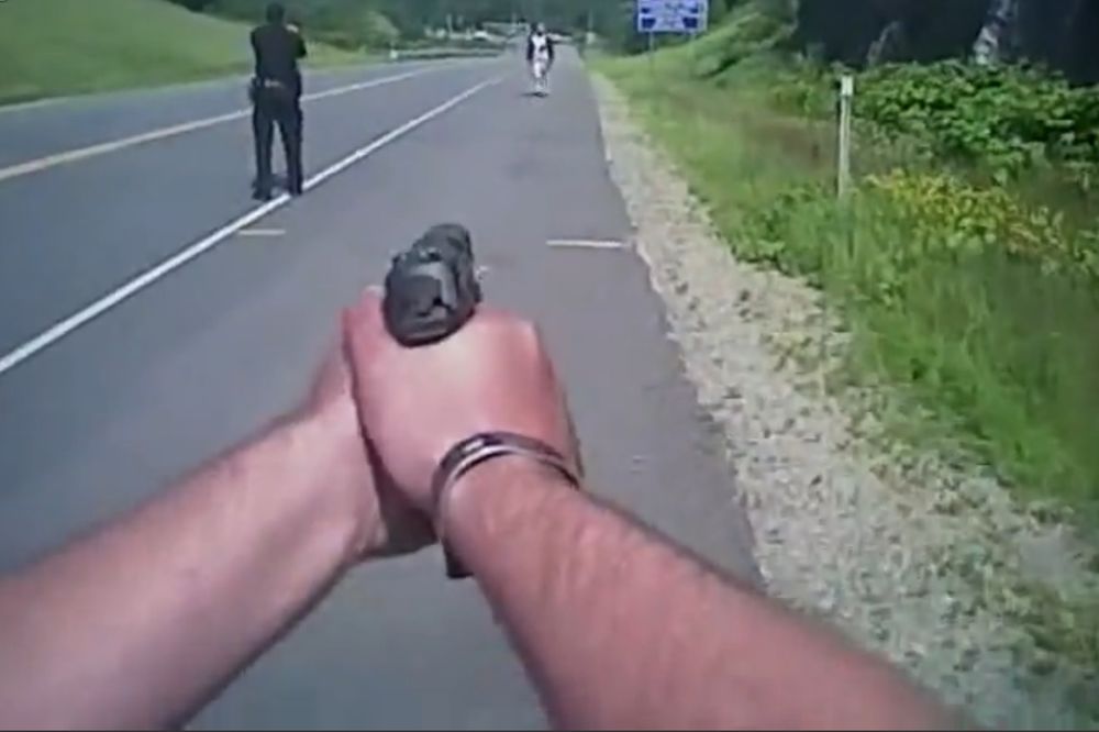 Vitlao nožem nasred puta, policija ga bez pardona upucala! (VIDEO)