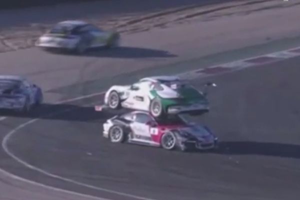 DVA PORŠEA JEDAN NA DRUGOM: Do sada neviđena nesreća! (FOTO) (VIDEO)