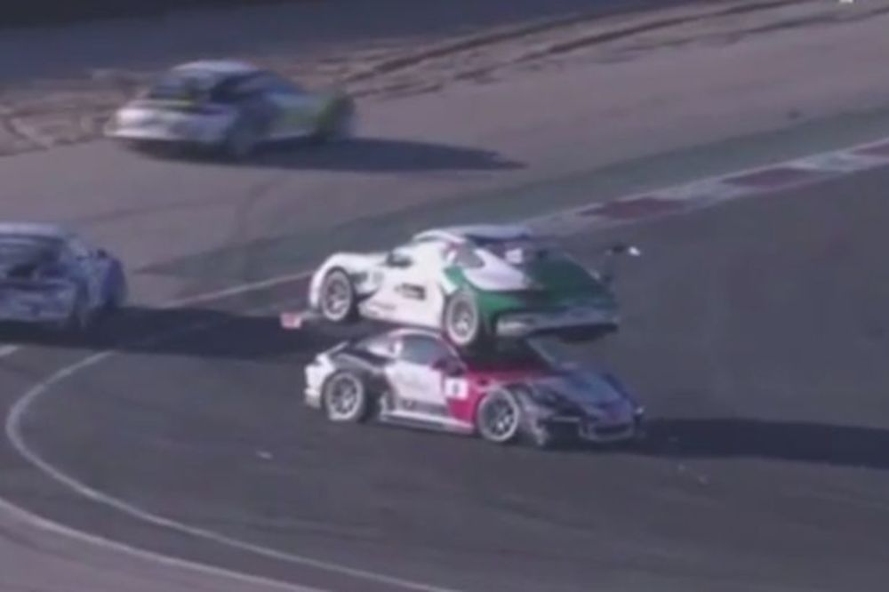 DVA PORŠEA JEDAN NA DRUGOM: Do sada neviđena nesreća! (FOTO) (VIDEO)