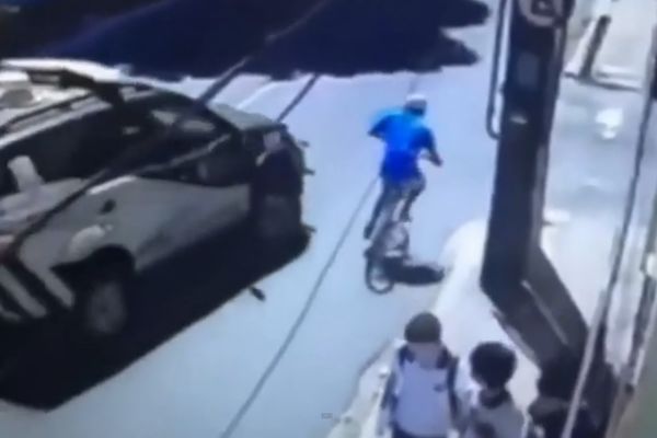 MUNJEVITA KAZNA: Pokušao je da ukrade telefon, ali neko gore SVE VIDI! (VIDEO)