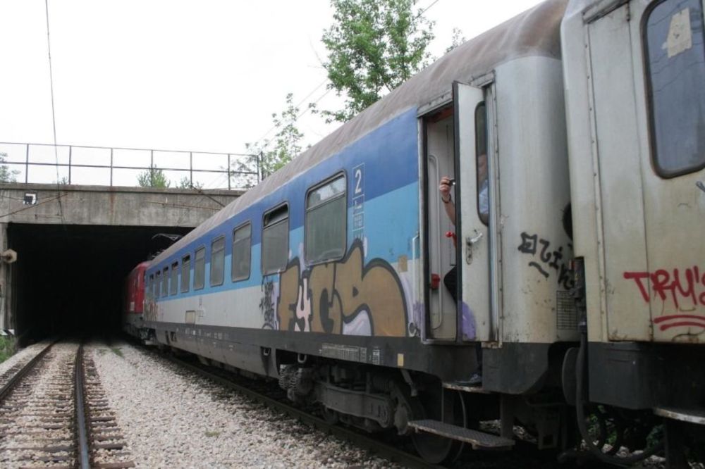 VOZ UDARIO DEČAKA: Teško povređeno dete  (10) na Novom Beogradu!