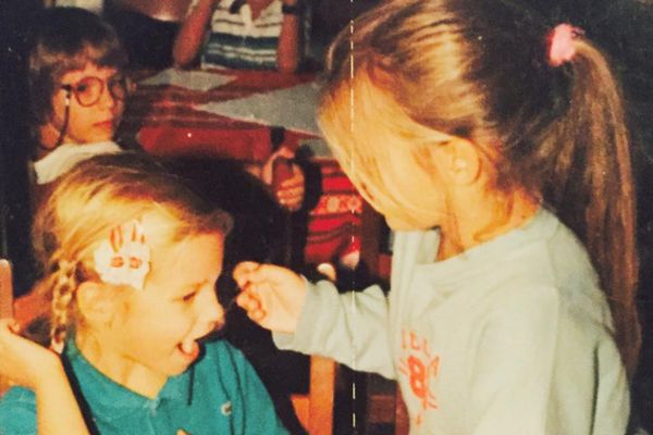 NEKAD SLATKE KLINKE, DANAS SEKS BOMBE: Ko su ove dve divne devojčice? (FOTO)