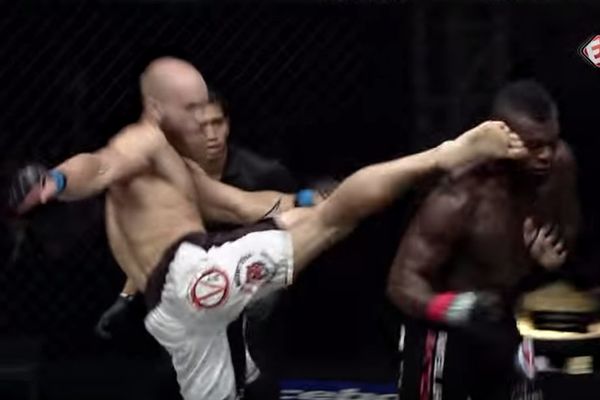 KAKO BIJE OVAJ RUS: Brutalni nokaut nogom u glavu ruskog MMA borca! (VIDEO)