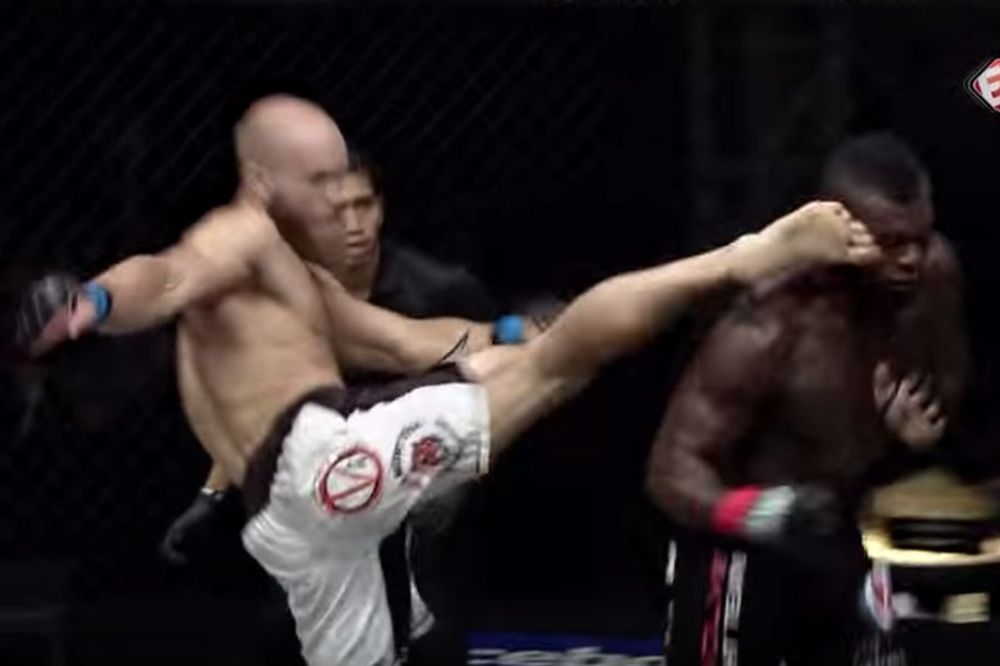 KAKO BIJE OVAJ RUS: Brutalni nokaut nogom u glavu ruskog MMA borca! (VIDEO)