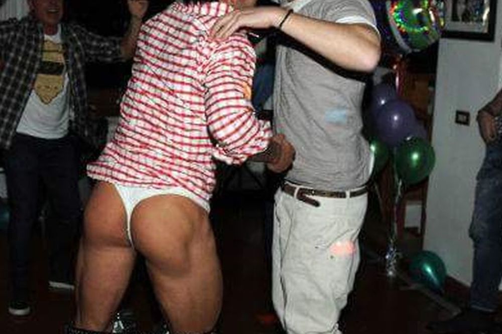 POKAZAO TANGE I ZADNJICU: Objavljene fotke igrača PSŽ-a sa privatne žurke! (FOTO)