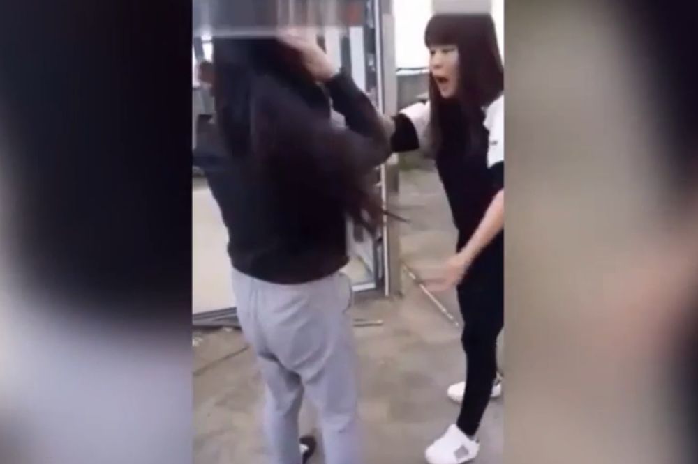 PSIHO TINEJDŽERKE: Tri sata brutalno šamarale drugaricu! (UZNEMIRUJUĆI VIDEO)