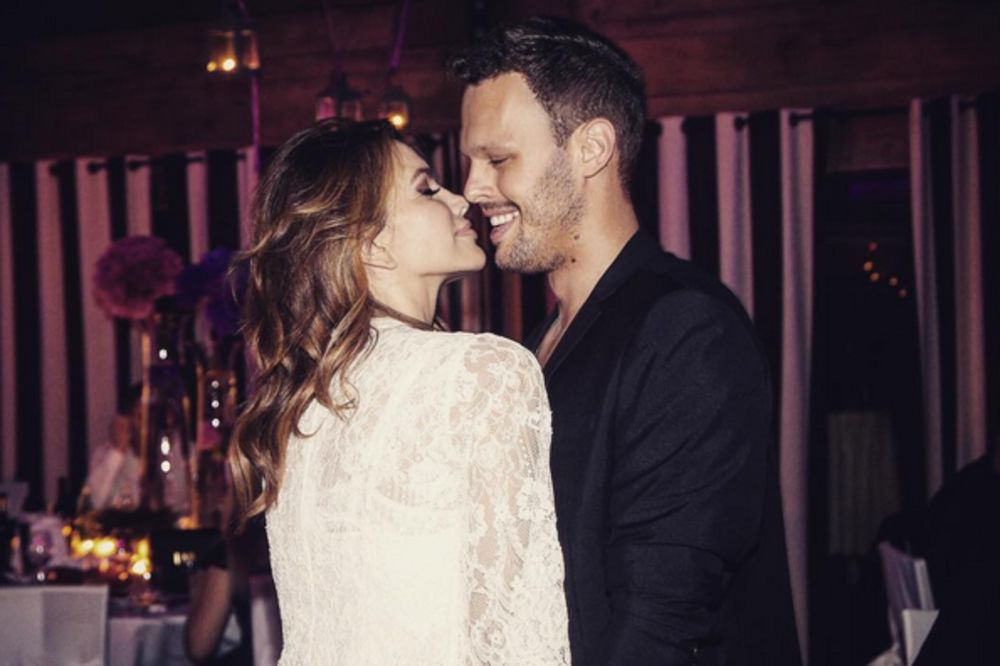 NA SEDMOM NEBU: Seve i Mali Keba objavili prvu fotku s medenog meseca! (FOTO)