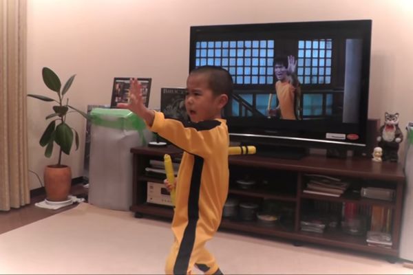 DA LI JE OVAJ KLINJA NOVI BRUS LI? Skinuo je velikog majstora kao niko pre (VIDEO)