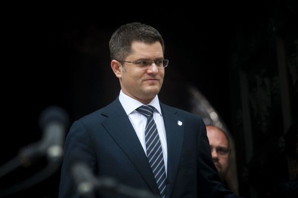 ČOVEK ZVANI SELFI: Vuk Jeremić baš voli da se slika s braćom i sestrama! (FOTO)