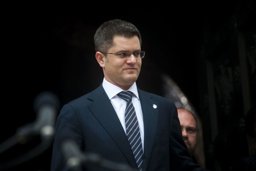 ČOVEK ZVANI SELFI: Vuk Jeremić baš voli da se slika s braćom i sestrama! (FOTO)