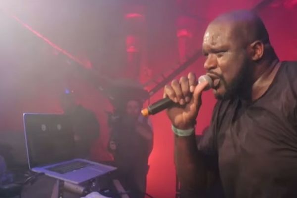 NJEGA SVAKA PUBLIKA VOLI: Pogledajte legendarnog NBA košarkaša u ulozi pevača! (VIDEO)