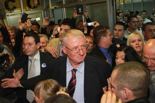 POSLE PAROVA EVO GA I U FARMI: Šešelj ulazi na imanje u Lisoviću! (FOTO)