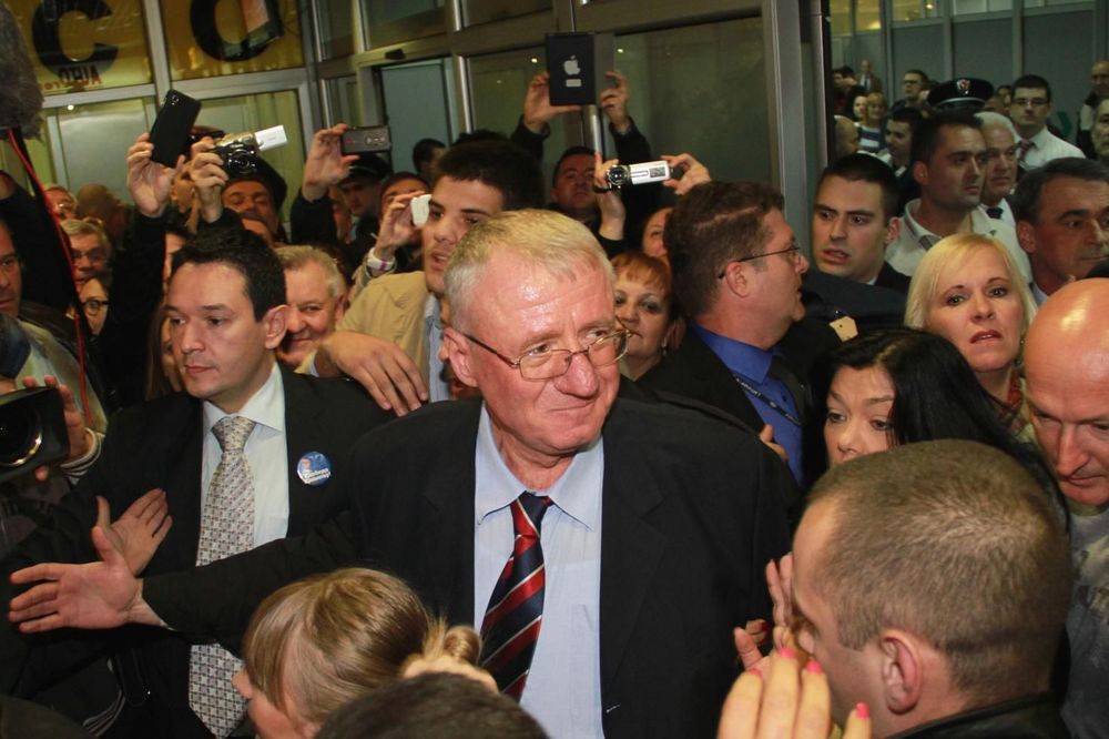 POSLE PAROVA EVO GA I U FARMI: Šešelj ulazi na imanje u Lisoviću! (FOTO)